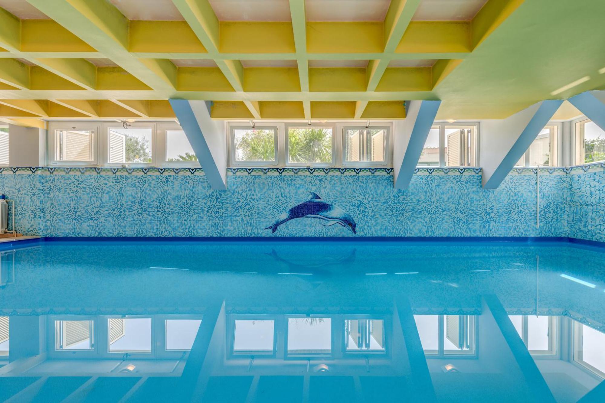 Blue Dolphin Apartment - Private Indoor Pool, Jacuzzi, Garden Split Ngoại thất bức ảnh