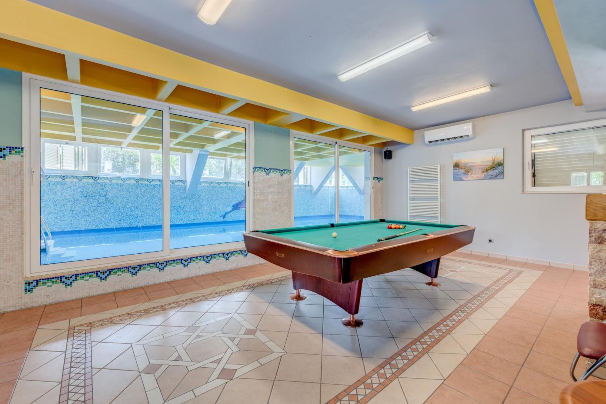 Blue Dolphin Apartment - Private Indoor Pool, Jacuzzi, Garden Split Ngoại thất bức ảnh