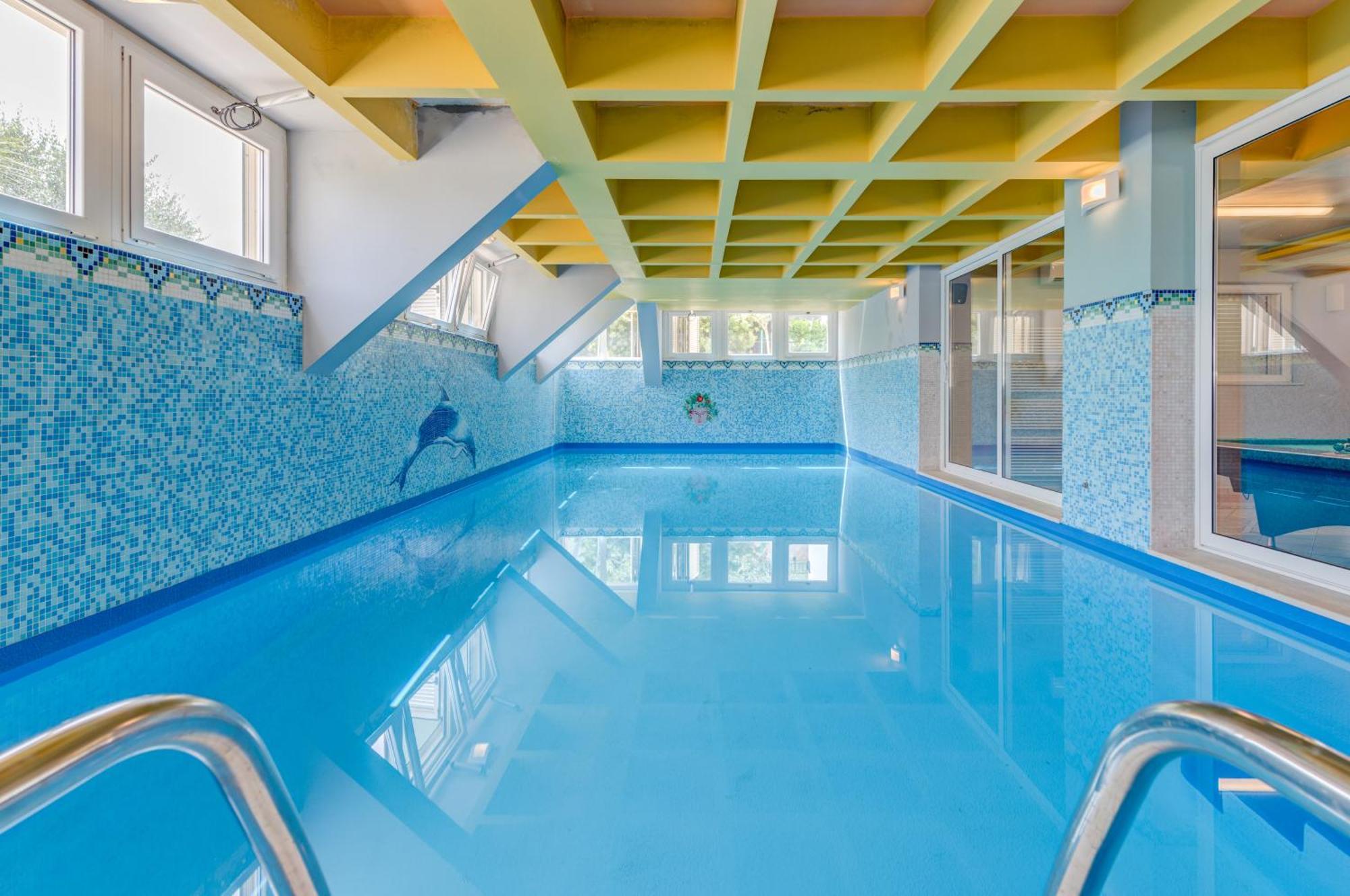 Blue Dolphin Apartment - Private Indoor Pool, Jacuzzi, Garden Split Ngoại thất bức ảnh