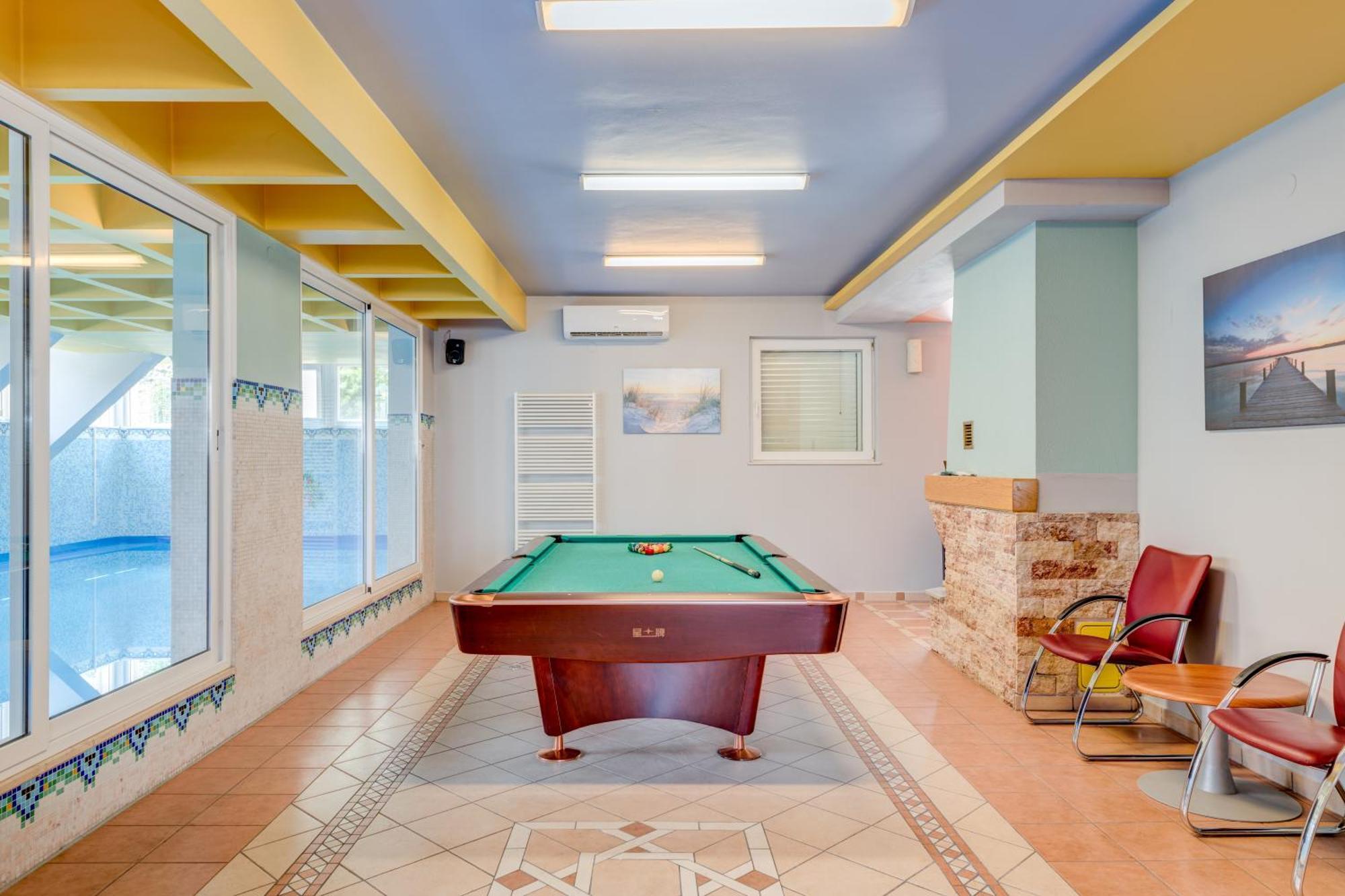 Blue Dolphin Apartment - Private Indoor Pool, Jacuzzi, Garden Split Ngoại thất bức ảnh
