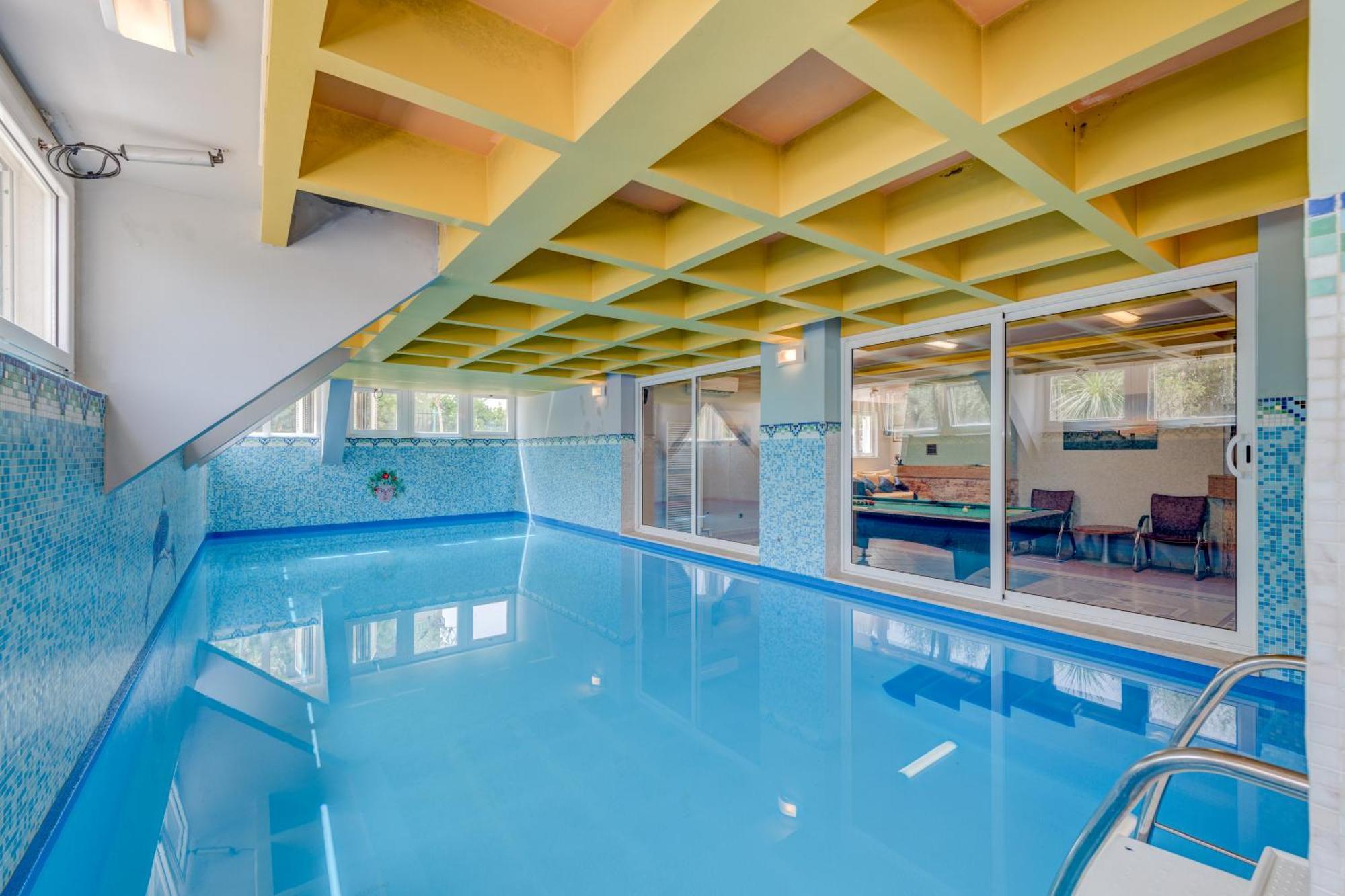 Blue Dolphin Apartment - Private Indoor Pool, Jacuzzi, Garden Split Ngoại thất bức ảnh