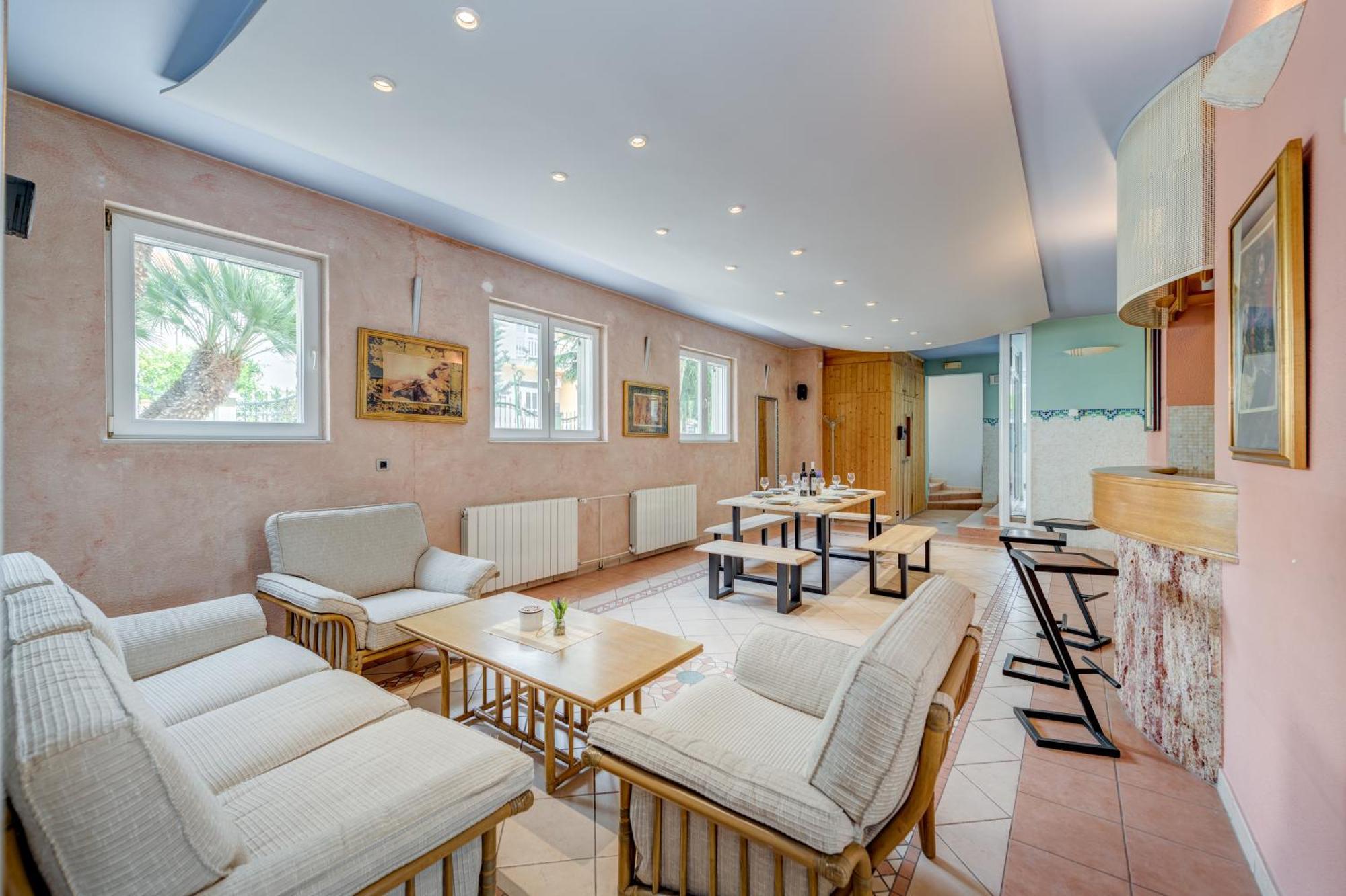 Blue Dolphin Apartment - Private Indoor Pool, Jacuzzi, Garden Split Ngoại thất bức ảnh