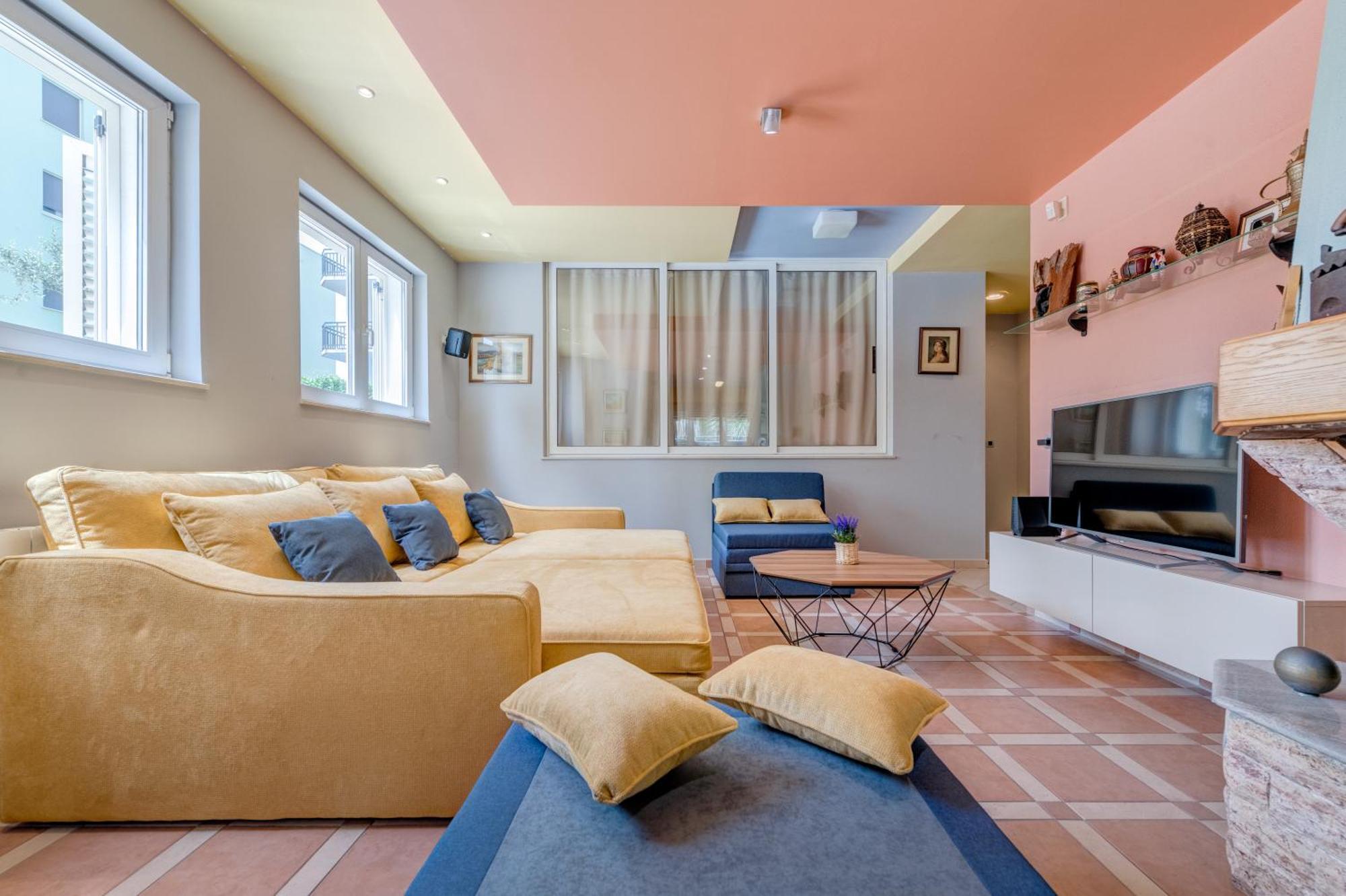 Blue Dolphin Apartment - Private Indoor Pool, Jacuzzi, Garden Split Ngoại thất bức ảnh