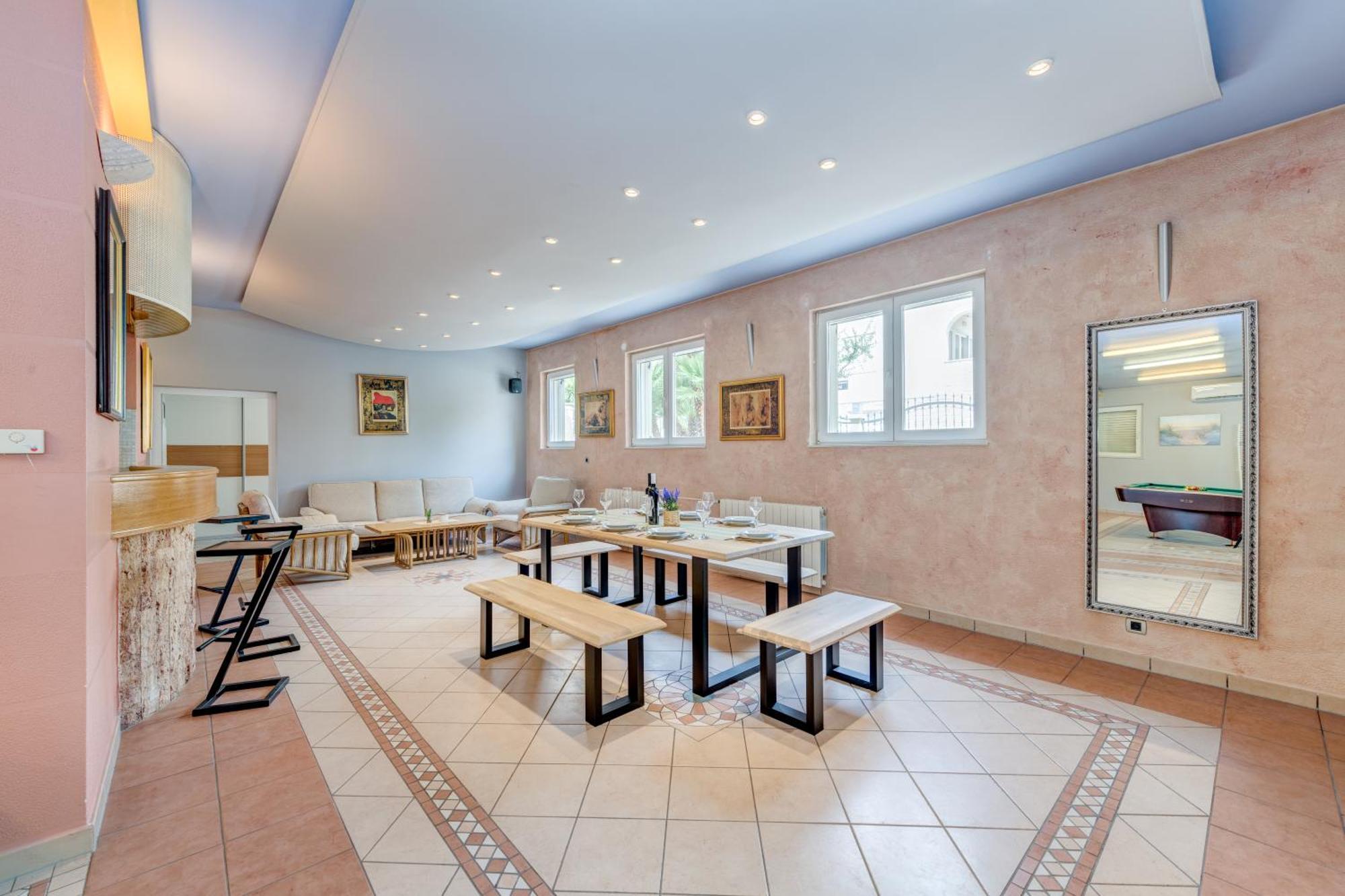 Blue Dolphin Apartment - Private Indoor Pool, Jacuzzi, Garden Split Ngoại thất bức ảnh