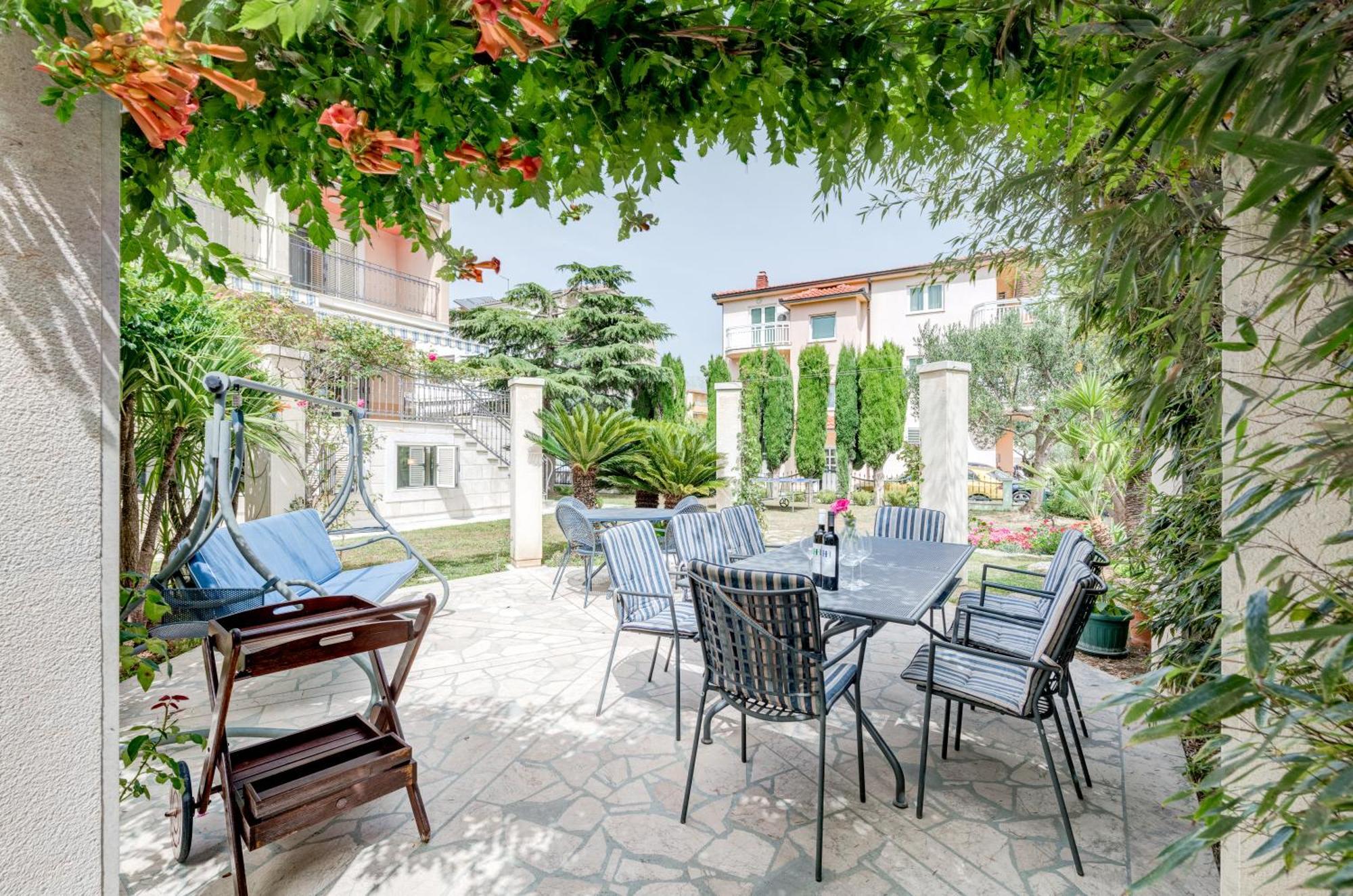 Blue Dolphin Apartment - Private Indoor Pool, Jacuzzi, Garden Split Ngoại thất bức ảnh