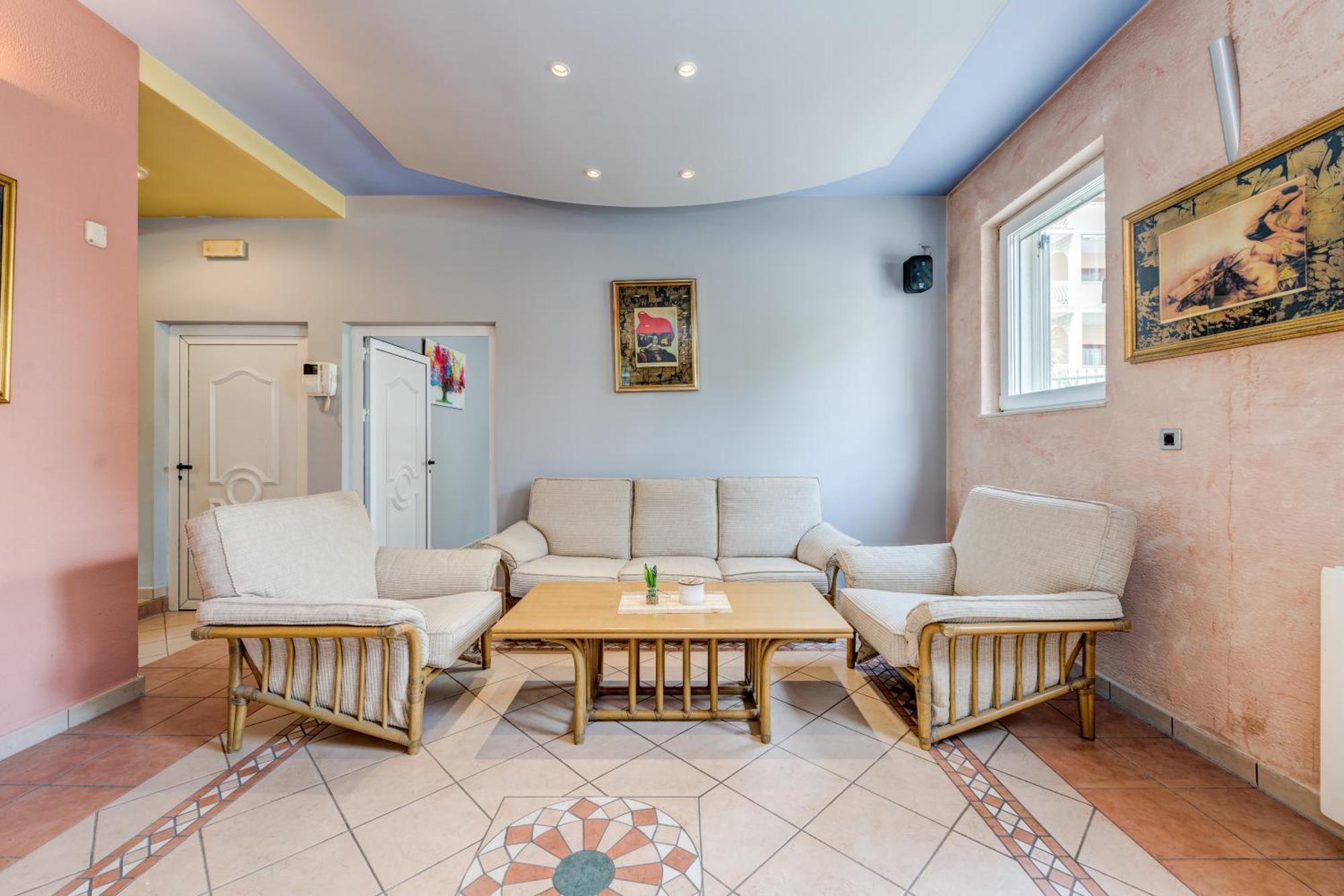 Blue Dolphin Apartment - Private Indoor Pool, Jacuzzi, Garden Split Ngoại thất bức ảnh