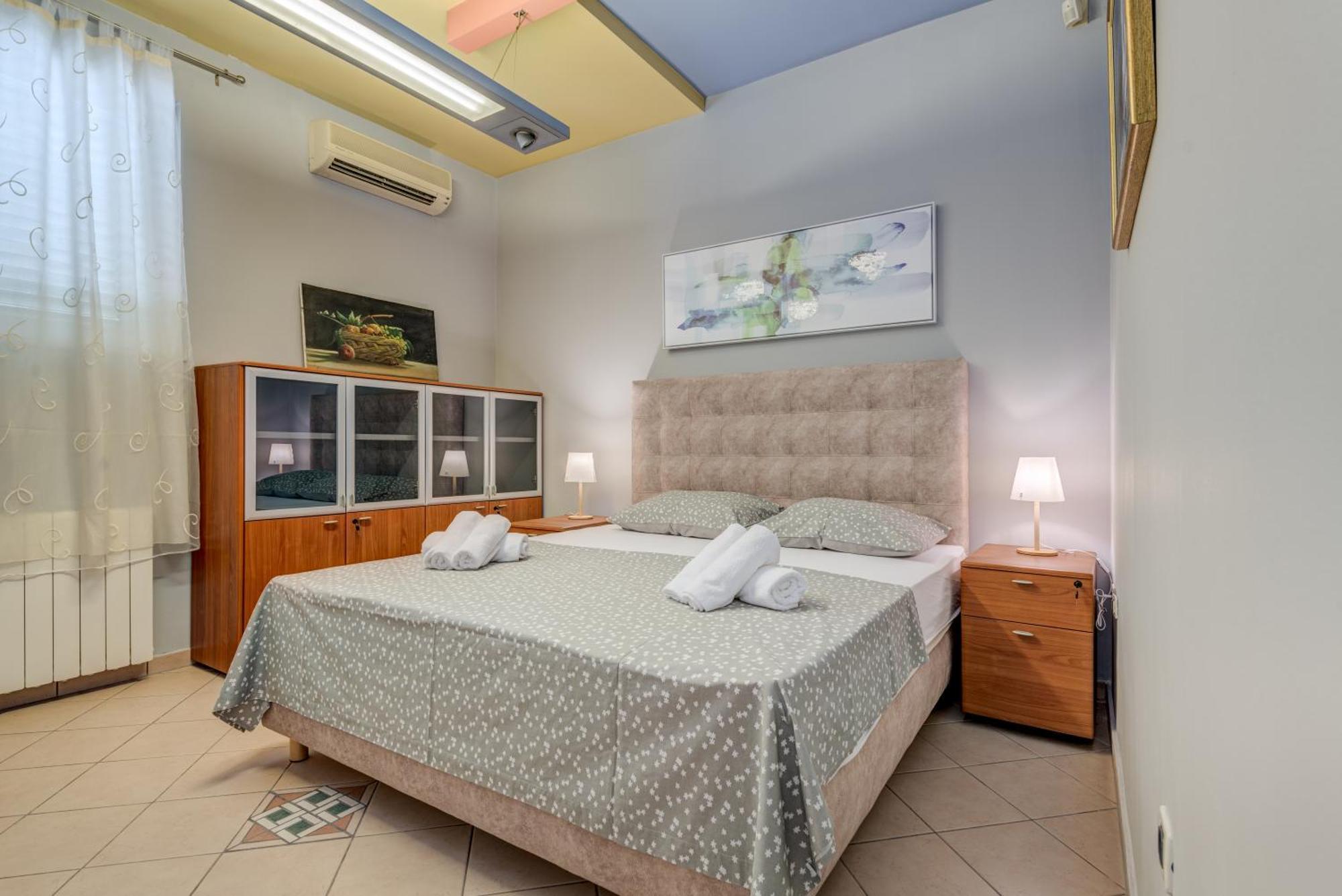 Blue Dolphin Apartment - Private Indoor Pool, Jacuzzi, Garden Split Ngoại thất bức ảnh