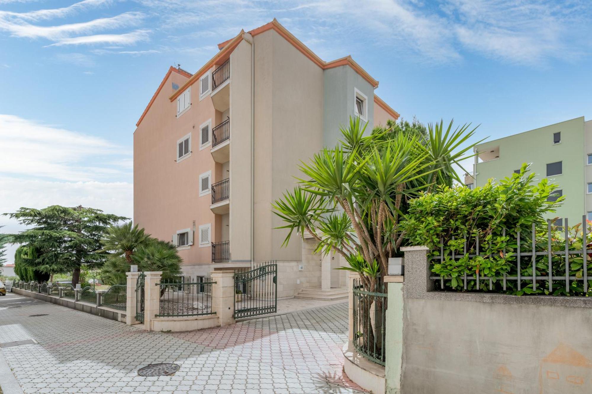 Blue Dolphin Apartment - Private Indoor Pool, Jacuzzi, Garden Split Ngoại thất bức ảnh