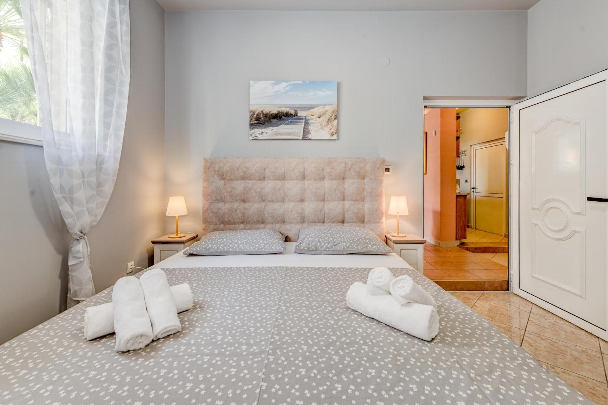 Blue Dolphin Apartment - Private Indoor Pool, Jacuzzi, Garden Split Ngoại thất bức ảnh