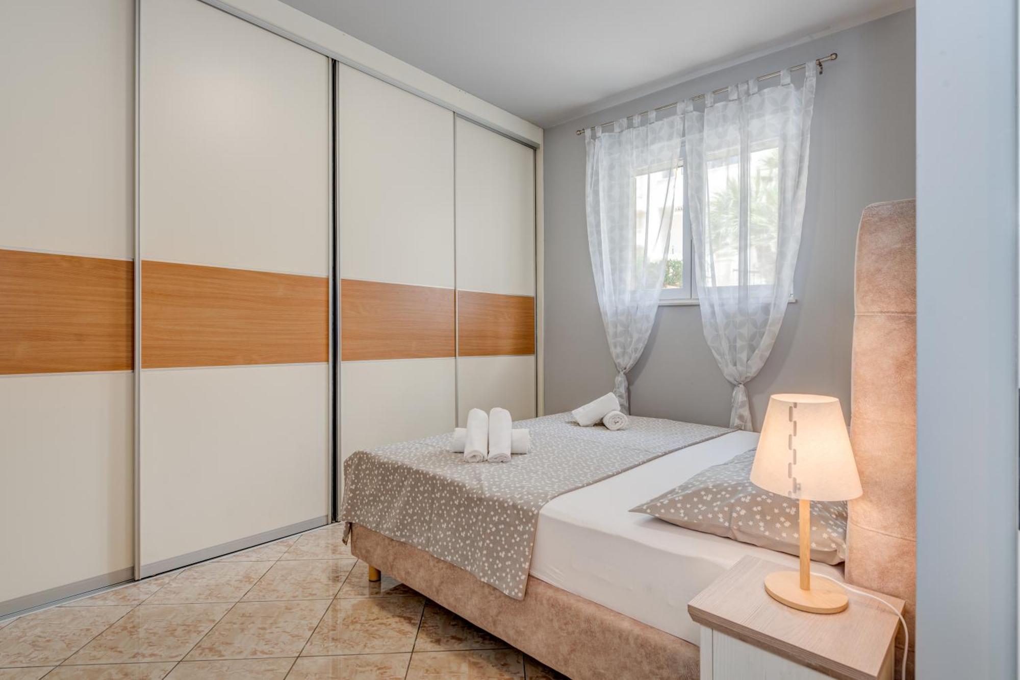 Blue Dolphin Apartment - Private Indoor Pool, Jacuzzi, Garden Split Ngoại thất bức ảnh