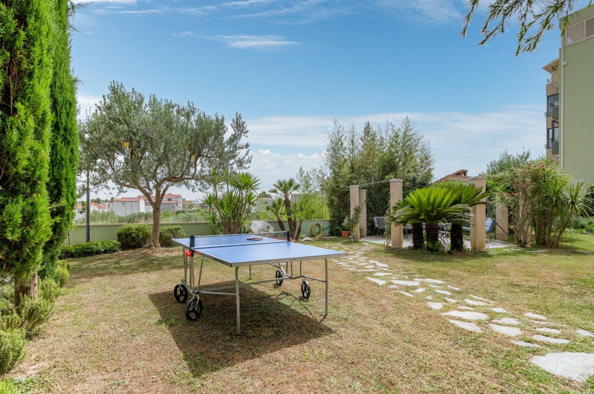Blue Dolphin Apartment - Private Indoor Pool, Jacuzzi, Garden Split Ngoại thất bức ảnh