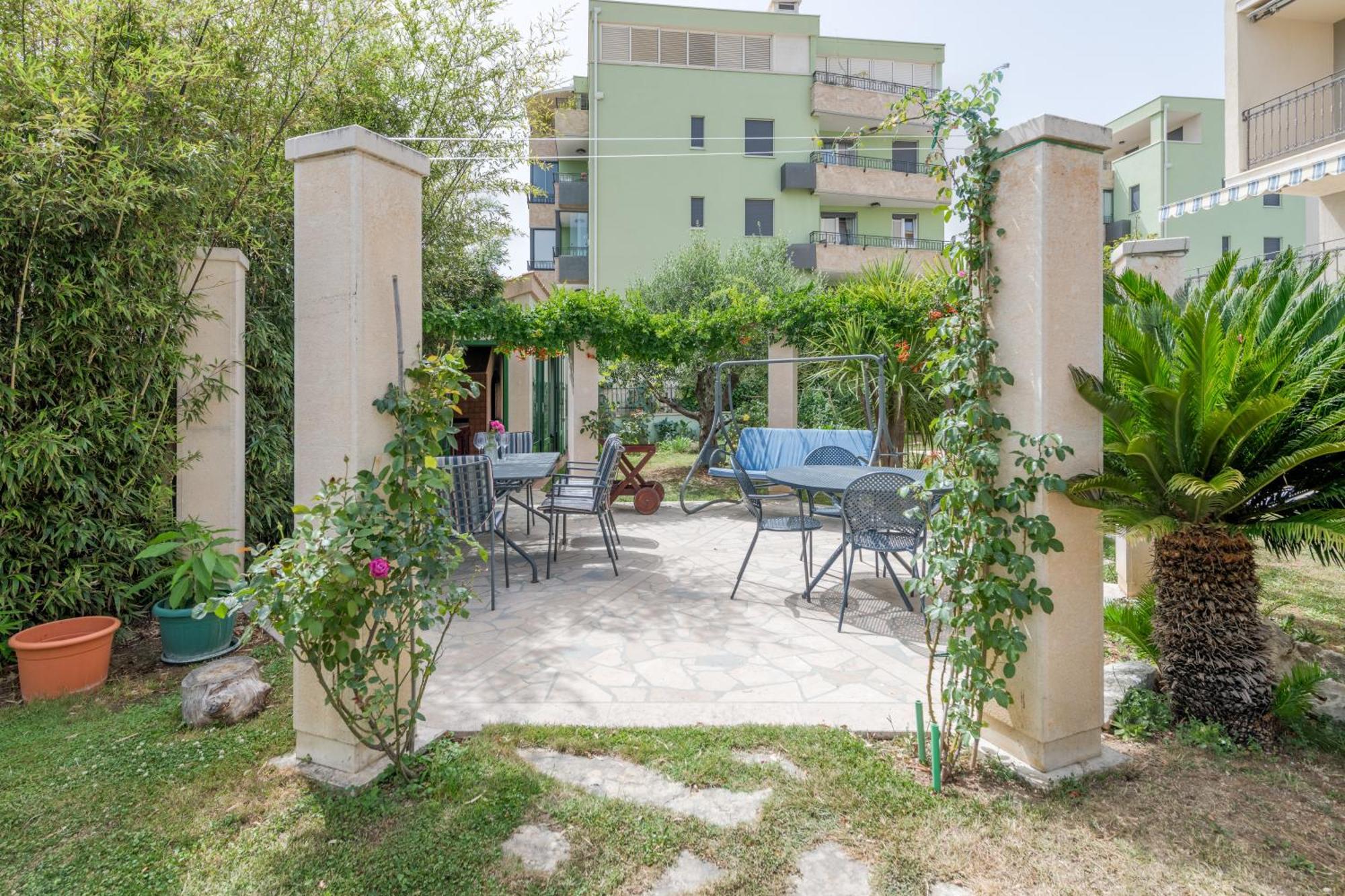 Blue Dolphin Apartment - Private Indoor Pool, Jacuzzi, Garden Split Ngoại thất bức ảnh