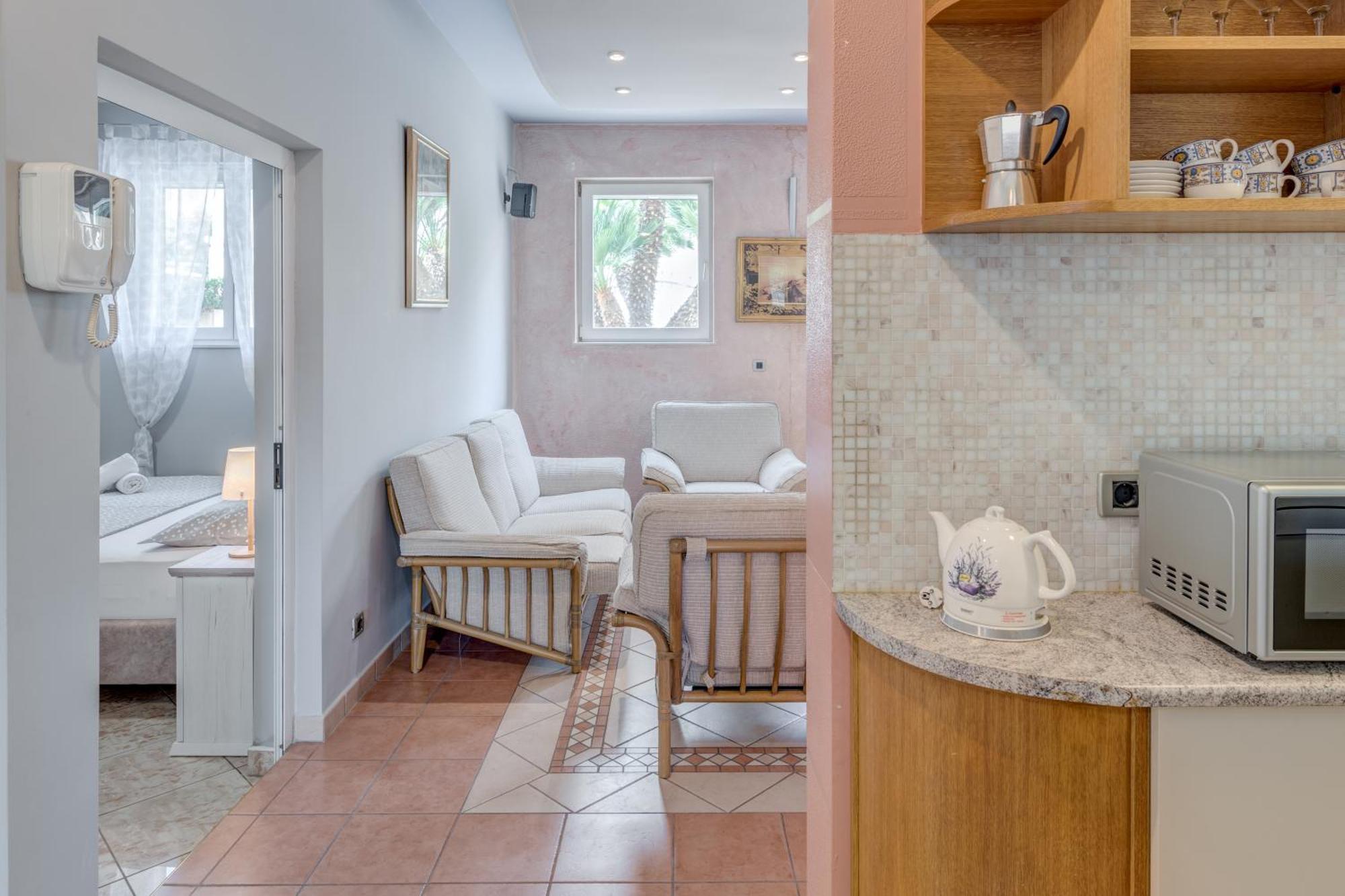 Blue Dolphin Apartment - Private Indoor Pool, Jacuzzi, Garden Split Ngoại thất bức ảnh