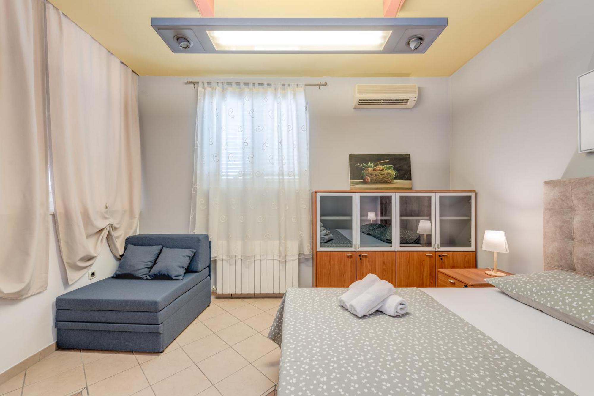 Blue Dolphin Apartment - Private Indoor Pool, Jacuzzi, Garden Split Ngoại thất bức ảnh