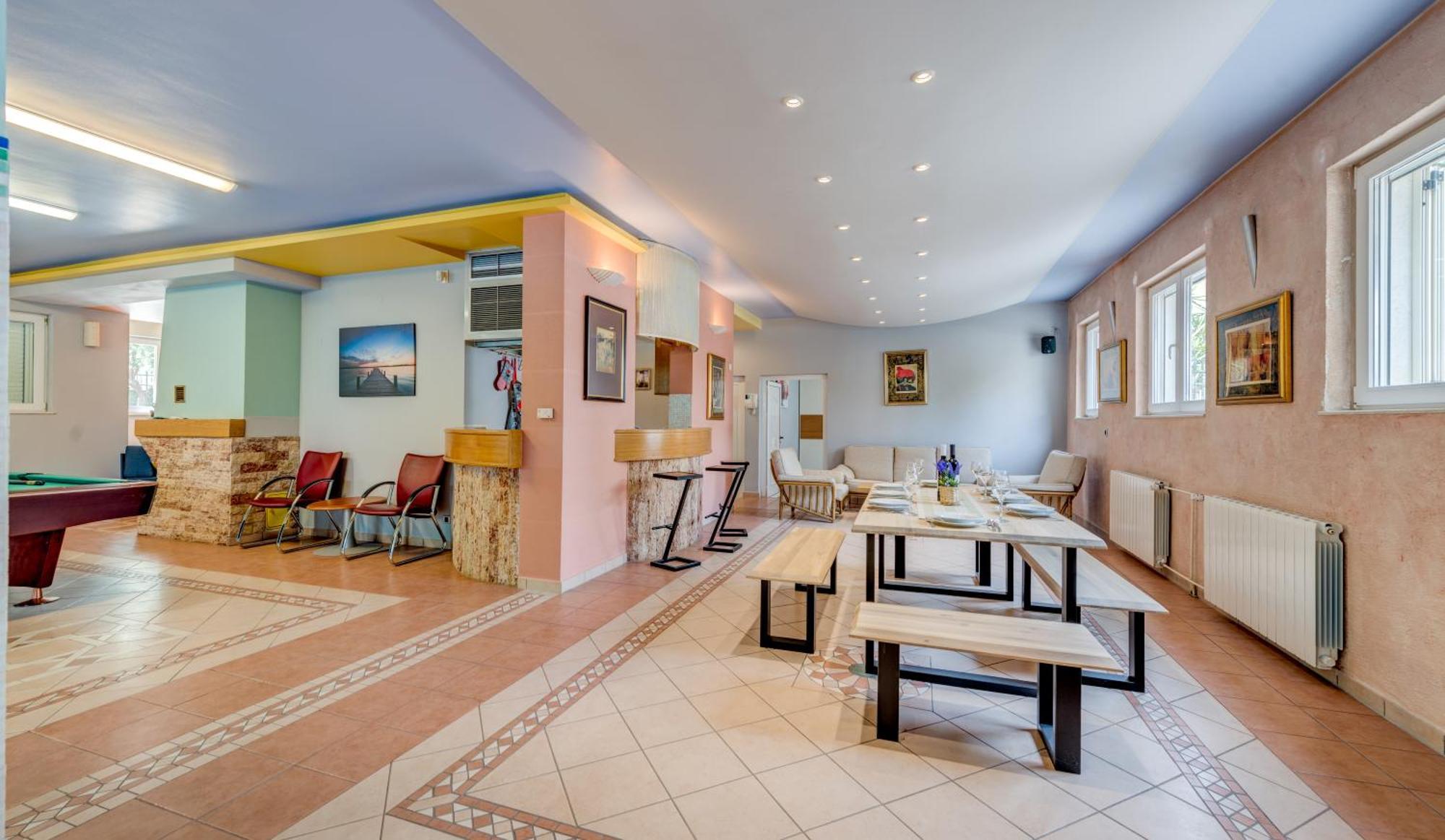 Blue Dolphin Apartment - Private Indoor Pool, Jacuzzi, Garden Split Ngoại thất bức ảnh
