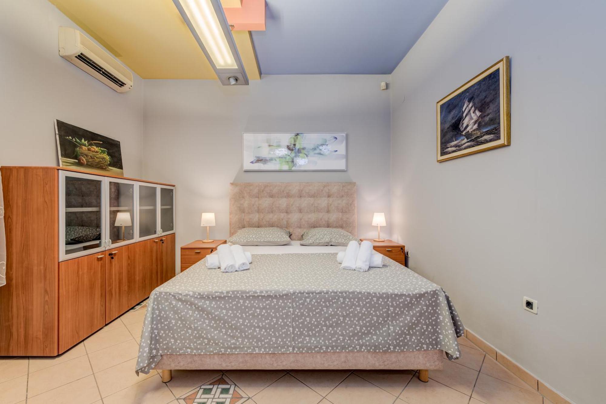 Blue Dolphin Apartment - Private Indoor Pool, Jacuzzi, Garden Split Ngoại thất bức ảnh