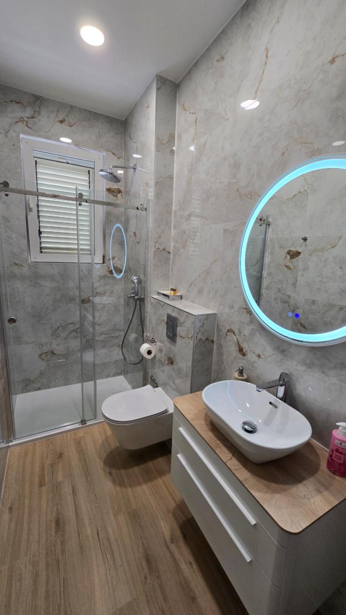 Blue Dolphin Apartment - Private Indoor Pool, Jacuzzi, Garden Split Ngoại thất bức ảnh