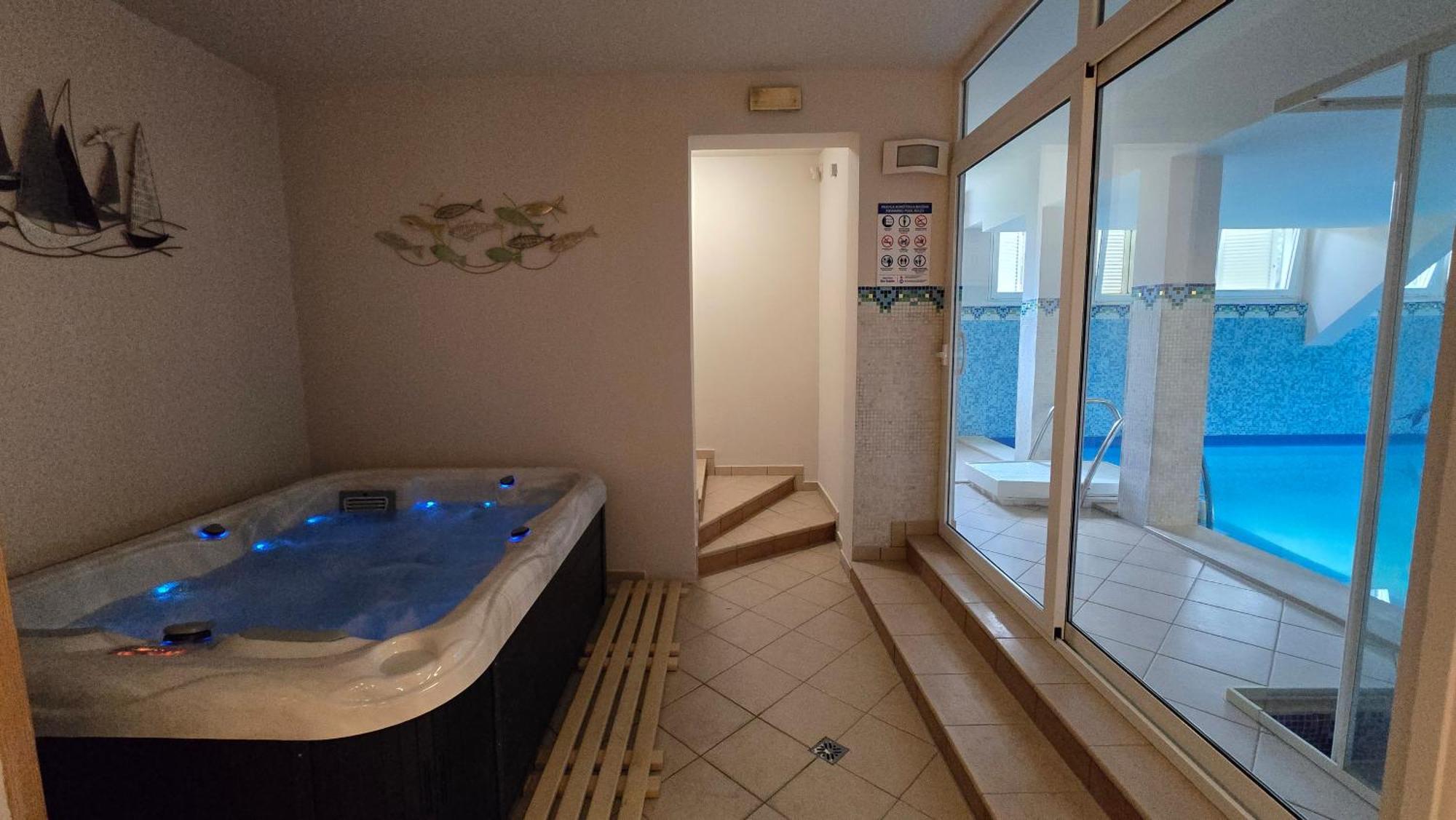 Blue Dolphin Apartment - Private Indoor Pool, Jacuzzi, Garden Split Ngoại thất bức ảnh